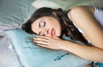 There are 7 reasons why you should sleep on your left side.